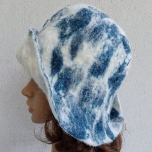 chapeau cloche en laine de mouton bleu et blanc