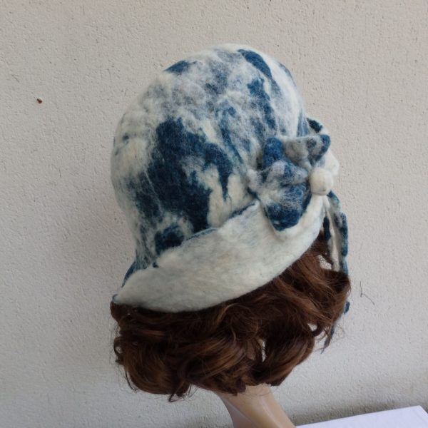 chapeau cloche atypique en laine de mouton feutrée à la main