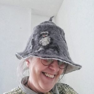 chapeau sorciere moderne gris avec chouette