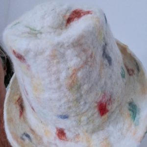 trilby laine blanc tacheté couleurs (détail)
