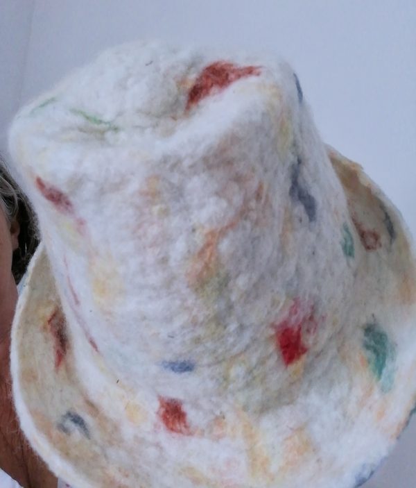 trilby laine blanc tacheté couleurs (détail)