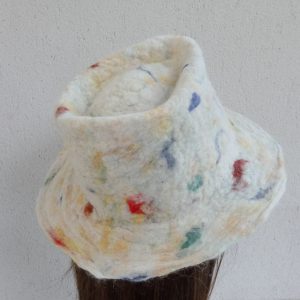 chapeau tribly blanc en laine de mouton avec des taches de couleurs