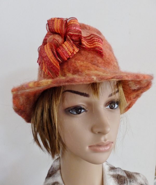 chapeau cloche orange en laine feutrée