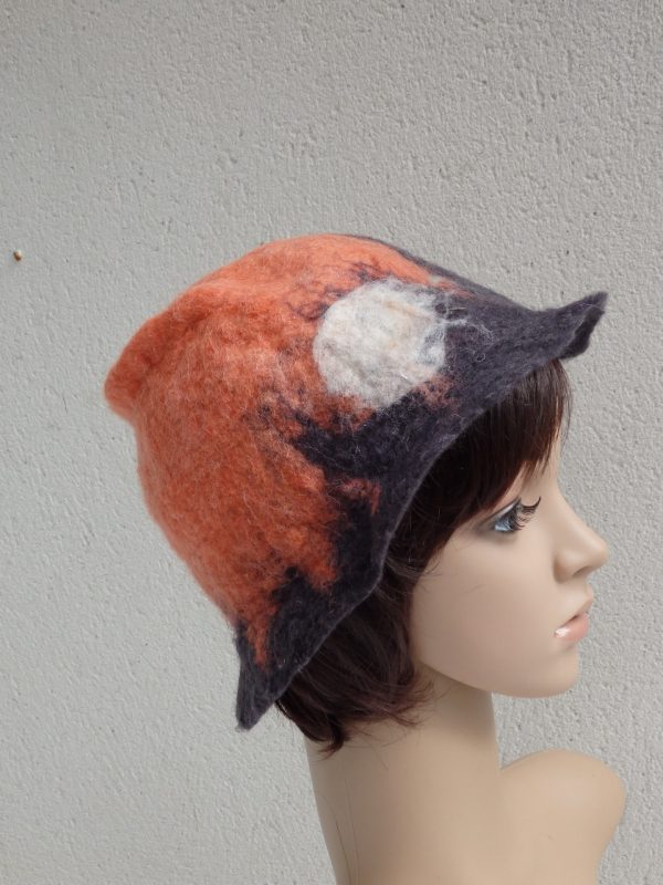 chapeau cloche orange avec rond blanc bord noir