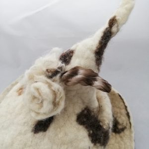 chapeau en laine blanc détail