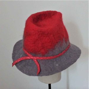 chapeau en laine forme trilby gris et rouge