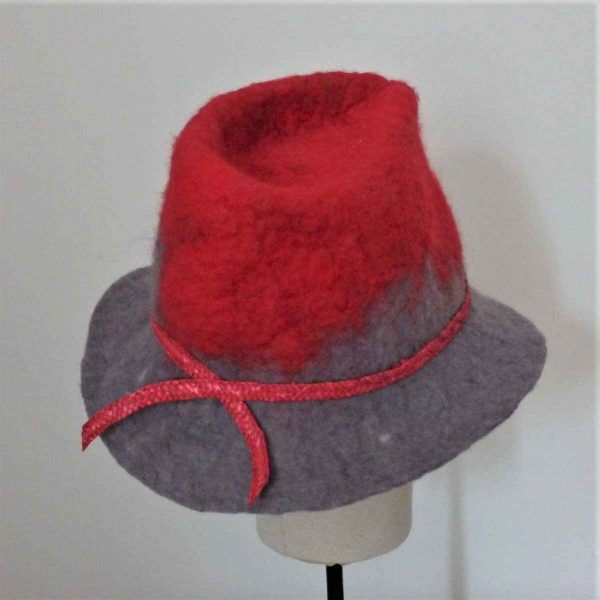 chapeau en laine forme trilby gris et rouge