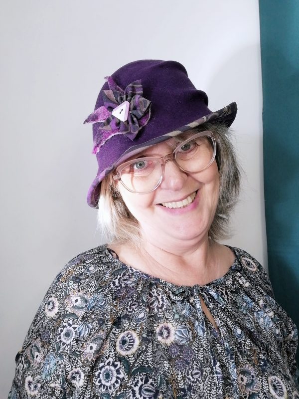 chapeau cloche violet porté