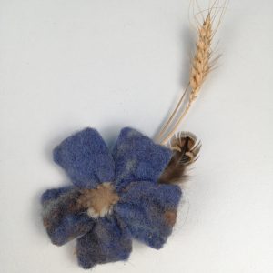 magnet fleur en laine feutrée bleue