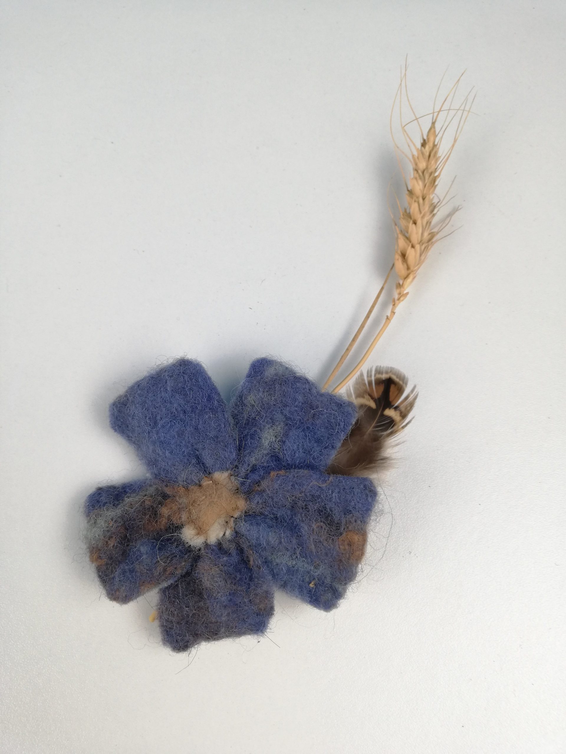 fleur en laine feutrée bleue