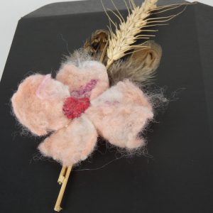broche fleur en laine feutrée