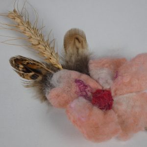 broche en laine feutrée épi de blé et plumes